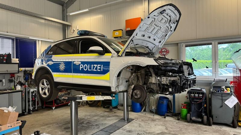 Das wissen auch die Beamten zu schätzen (auch wenn sie mal wie hier mit einem Audi ein Problem haben). Komplexere Arbeiten an Polizeifahrzeugen gehören zum Alltag – ein Vertrauensbeweis, der für sich spricht. (Bild: Diehl – VCG)