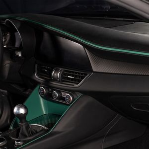 Innen gibt es diverse in Außenfarbe lackierte Applikationen.(Bild:  Zagato)