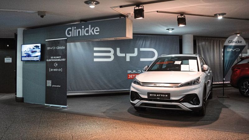 Die Glinicke-Gruppe aus Kassel hat 2023 das Markenportfolio um die chinesische Marke BYD erweitert – und erweitert begleitend auch das Management des Unternehmens. Zunächst ist BYD als Pop-up-Store in Kassel (siehe Bild) sowie als Autohaus in Minden gestartet. Das Engagement will Glinicke noch ausweiten. Ebenfalls auf der Agenda stehen allgemein Zukäufe im Marktgebiet. (Bild: Glinicke)