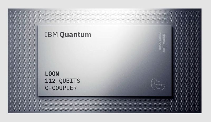 „IBM Loon“ ist ein experimenteller Quantenprozessor von IBM. Er dient als Prototyp, um die notwendigen Komponenten für fehlertolerante Quantencomputer zu entwickeln, der auf dem Weg zu fehlertoleranten Quantencomputern eine wichtige Rolle spielt. Der Chip verwendet  fortschrittliche Fehlerkorrekturmethoden, ähnlich denen in der mobilen Kommunikation, um die Stabilität zu verbessern. Eine Besonderheit ist die vertikale und horizontale Anbindung der Qubits, um die Konnektivität zu erhöhen.  Dazu   gibt es ein IBM-Video.   (Bild: IBM)