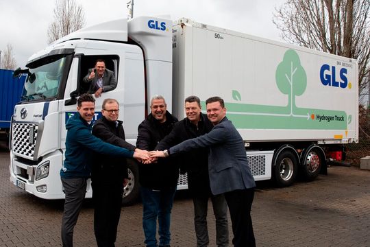 Inbetriebnahme des ersten wasserstoffgetriebenen Lkw bei GLS im Fernverkehr (v.l.): Martin Schneider (Hylane), Gero Liebig (GLS Germany, im Lkw), Holger Immen (GLS Group) sowie Oualid Hamza und Henrik Gundlach (beide GLS Germany) sowie Christian Flick von Recht Logistik.(Bild:  Peter Jülich/GLS Germany)