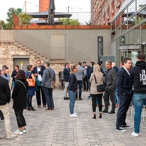 »kfz-betrieb« und die Sponsorpartner BDK, Mobile.de und TÜV Nord Mobilität begrüßten die Gäste der Awardverleihung auf dem Würzburger Bürgerbräu-Gelände.(Bild:  Stefan Bausewein)