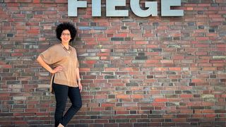 Die Fiege-Gruppe holt sich Verstärkung in den Kreis des Vorstands. Neu hinzu kommt die KI- und Datenexpertin Kenza Ait Si Abbou. Sie übernimmt beim Logistikdienstleister die Verantwortung für die Bereiche Digital Services, IT und Data Driven Company, wie es heißt. (Bild: Fiege-Gruppe)