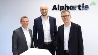 Alexander Kramer, Vorstand Vertrieb der Alphartis SE (links), und Thomas Linderich, Vorstand Aftersales (rechts), hießen Mark Geißendörfer bei der BHG Autohandelsgesellschaft willkommen. (Bild: Alphartis)