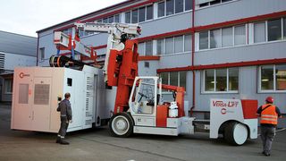 Hermle setzt Spezialstapler ein, um die schweren Werkzeugmaschinen auf den Lkw zu verladen.  (Bild: Hermle)