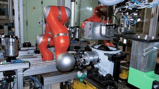 Bei ihrem ersten Serieneinsatz montieren zwei Kuka-Leichtbauroboter Hinterachsgetriebe bei Mercedes-Benz.  (Bild: Kroh)