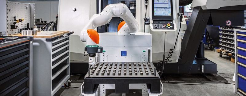 Eine flexible Lösung wie der Mairoflex iisy soll sich jeder leisten können und so auch eine Antwort auf den zunehmenden Fachkräftemangel.(Bild:  Kuka)