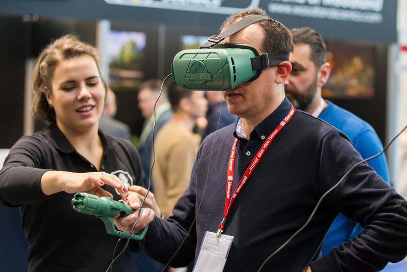 Mit der VR-Brille kann man in die Welt von Jurassic Park abtauchen. (Spielwarenmesse Nürnberg)