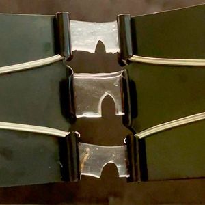 DNGE-Kunststoffe reißen auch ganz anders als übliche Elastomere. Der Weg, den ein Riss nimmt, ist dabei verwunden und damit länger, was die Langlebigkeit von Bauteilen daraus erklärt.(Bild:  EPFL CC BY SA)