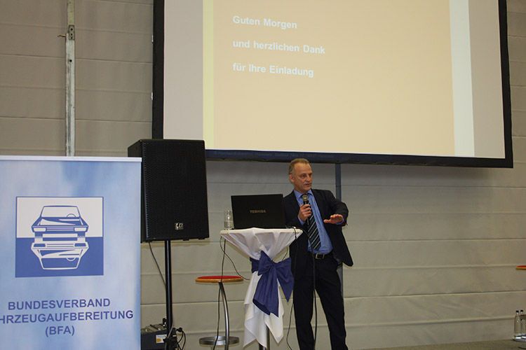 Christoph Stein von der Handwerkskammer Hannover informierte die Besucher über Weiterbildungsangebote. (BFA)