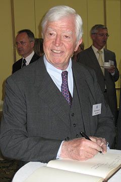 ZDK-Präsident Robert Rademacher lobte die Arbeit Blümers und seine „Schussfestigkeit“, wenn eine Mine im schwierigen Verbands- und Pressefeld unbeabsichtigt hoch ging. (Archiv: Vogel Business Media)
