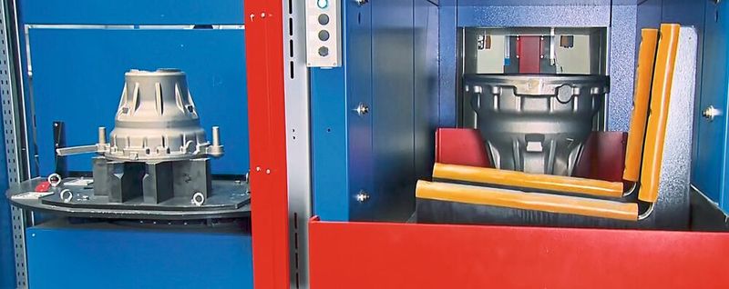 Im Grind Performer werden Eisengussteile ohne spezifische Aufnahme per Rundtisch eingebracht, vollautomatisch von Speisern und Graten befreit und am Ende ausgefördert – so bearbeitet, dass keine Nacharbeit mehr erforderlich ist. (Bild:  Fill)