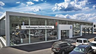 Mit seinen riesigen Glasflächen sieht das Hauptgebäude des VW-Zentrums Duisburg modern und schick aus.  (Bild: Tiemeyer-Gruppe)