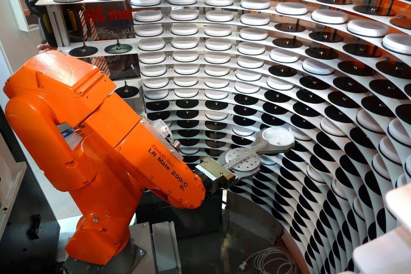 Die automatische Lösung mit Magazin und Industrieroboter für Rohlinge und Fertigteile ist Kern der Prozesskette.  (Bild: GF Agie Charmilles)