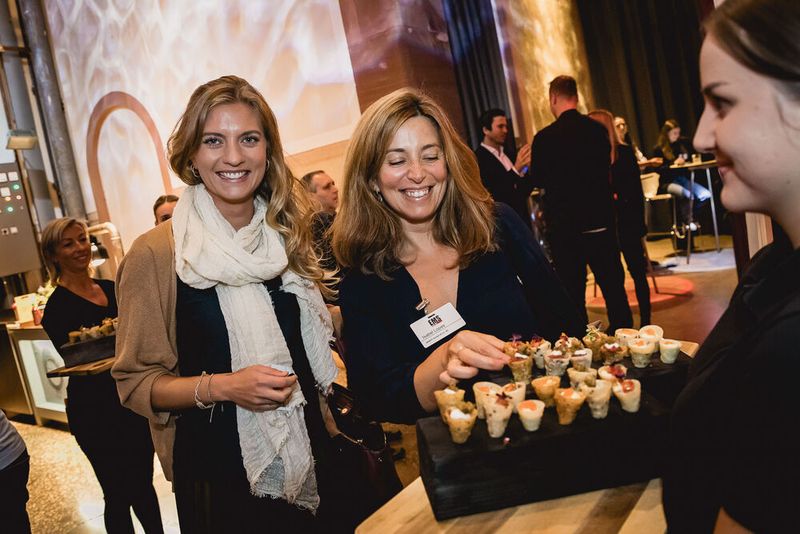 Im Rahmen des Networking-Dinners zum EMS-Tag 2024 wurde das Netzwerk erweitert, fein diniert und Champagner probiert. (Bild: Stefan Bausewein)