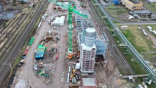 In der weltweit ersten großtechnischen Ethenolyseanlage auf Basis von Rapsölmethylester wird Verbio künftig erneuerbare Spezialchemikalien herstellen. (Bild: Verbio)