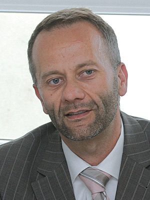 „Bei kleineren Maschinenbauern wird teilweise noch mit der Schreibmaschine gearbeitet, aber die Servicetechniker sind in zehn Ländern unterwegs.“ Henrik Hausen, Vorstand der Alpha Business Solutions AG in Kaiserslautern. Bild: Schreier (Archiv: Vogel Business Media)