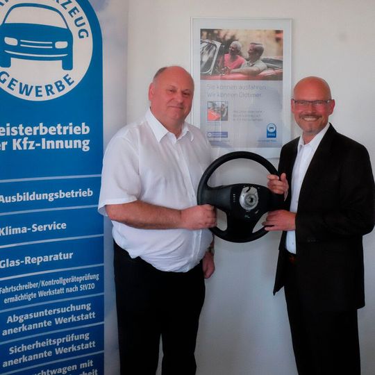 Amtsübergabe in Thüringen: Helmut Peter (links) erhält von Holger Schade das Lenkrad des Kfz-Landesverbands.(Bild:  Holger Zietz)