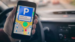 Mithilfe digitaler Technologien können Straßen inklusive anliegender Parkplätze heute genau erfasst und ihre Nutzung visualisiert werden. Dies bildet den Ausgangspunkt für faktenbasierte Entscheidungen und smarte Optimierungsschritte (©mpix-foto – stock.adobe.com)