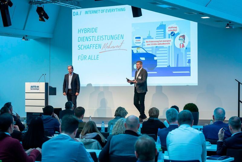 Karsten Noss (links, LDB Löffler) und Jörg Gudat (Gudat Solutions) erklärten ihrem Publikum, wie es von der Vernetzung von Online- und Offlinewelt profitieren kann. (Stefan Bausewein)