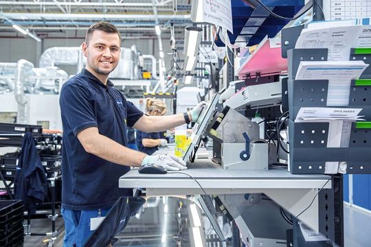 Mitarbeiter veredeln die Displays durch verschiedene Bonding-Technologien. Damit lassen sich Systeme an unterschiedliche Anforderungen hinsichtlich Robustheit, Ablesbarkeit und Lebensdauer anpassen.(Bild:  Data Modul)