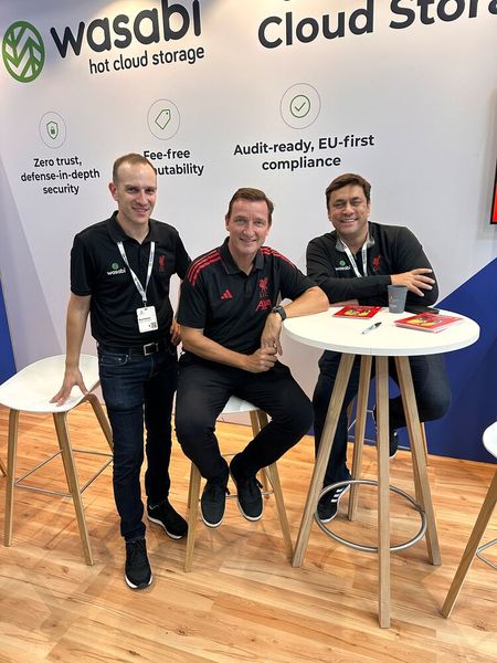 Marco Mautone und Ugur Yaliman (Wasabi) haben die Liverpool FC Legende Vladimir Smicer am Stand. (Bild: Vogel IT-Medien)