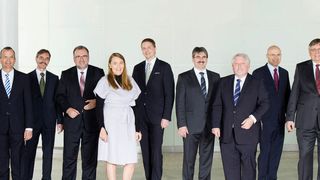 Zehn Forscher mit 558 Erfindungen (von links nach rechts): Dr. Klaus Engel; Dr. Roland Gersch; Dr. Beat Weibel, Leiter Siemens Patentabteilung; Dr. Werner Hartmann; Prof. Siegfried Russwurm, Mitglied des Siemens-Vorstandes; Adriana Urda; Dr. Heiko Claussen; Dr. Benno Weis; Dr. Hans-Gerd Brummel; Radovan Seifried; Prof. Christian Moser und Christian Karner. (Siemens)