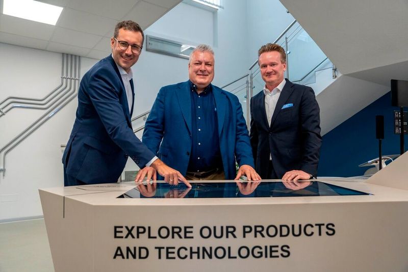 Standortleiter Christopher Hermann, CEO Michael Mertin und IV-Präsident Georg Knill (von links) eröffneten offiziell die neue, interaktive Erlebniswelt für Besucher am AT&S-Standort Fehring.  (Bild: AT&S)