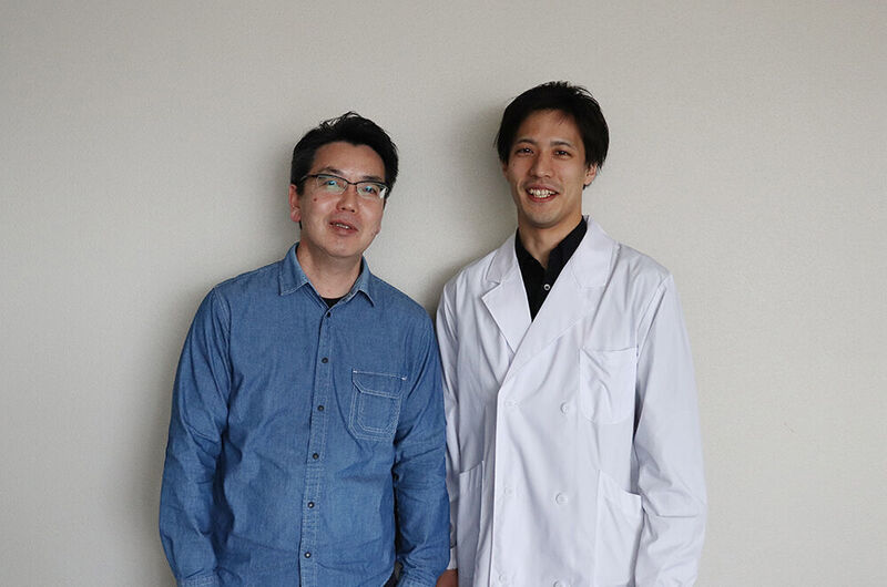 Professor Manabu Tokeshi (left) and the doctoral student Keine Nishiyama (right) at Hokkaido University (Hokkaido University)