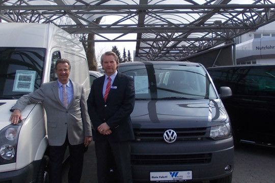 Jens Glathe, Prokurist Auto Wichert (links) und Friedhelm Manthey, Standortleiter des Nutzfahrzeug-Betriebs. (Foto: Auto Wichert)