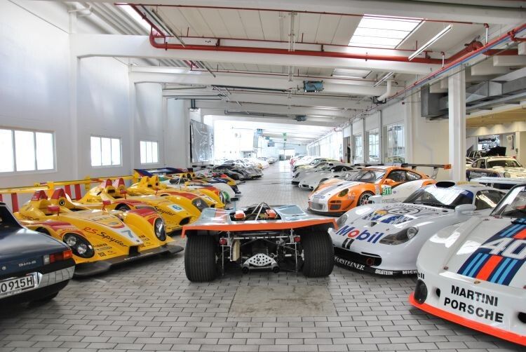 (Leider) kein öffentlicher Zutritt: Das Archiv des Porsche-Museums mit rund 450 Exponaten – vom Protoypen bis hin zum Rennboliden. (Foto: Dominsky)