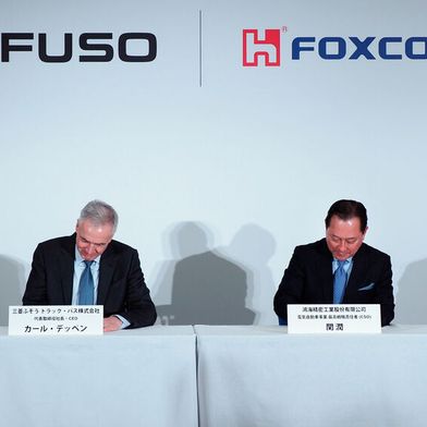 Unterschrift für die Gründung eines neuen Elektrobusherstellers: Karl Deppen von Fuso und Jun Seki von Foxconn.  (Bild: Foxconn)