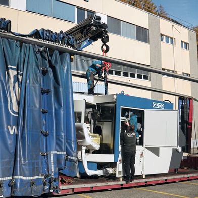 Lange ersehnt: Große Freude bei Distec über die Anlieferung der G350 von Grob. (Bild: Grob)