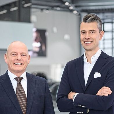 Michael Webels (l.) und Maximilian Mergenthaler erläutert im Interview, wie sich Hülpert in der Heimatregion rund um Dortmund als Mobilitätsdienstleister und serviceorientiertes Unternehmen positioniert. (Bild: Hülpert)