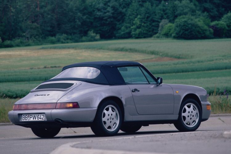 Eine Verjüngung erfuhr der 911 im Jahr 1989 mit Einführung des Typs 964, bei dem erstmals Helfer wie Allradantrieb zum Einsatz kamen. Die wesentliche Veränderung war aber ein neu entwickelter 3,6-Liter-Boxer-Motor mit Leistungswerten ab 184 kW/250 PS. Hier ist ein Carrera 4 Cabrio aus dem Jahr 1990 in Aktion. (Porsche)
