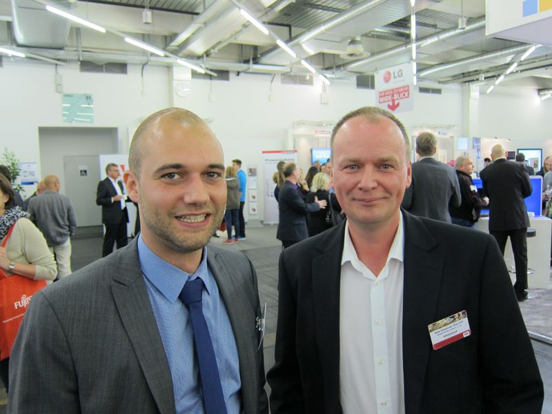 Das Geburtstagskind Julian Fodermeyer (l.), Samsung, mit Mike-Alexander Bischoff, Memoryworld (Bild: IT-BUSINESS)