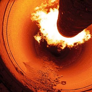 Die Sauerstoffzufuhr gehört zu den kritischsten Anwendungen der Zementherstellung, da ein turbulenter und großer Luftstrom erforderlich ist, um die gesamte vom Brenner erzeugte Wärme entlang des Ofens und des Vorwärmerturms zu übertragen. Der Aerzen Turbo bietet eine ideale Lösung für die Kühl- und Verbrennungsluftversorgung.(Bild:  © Drpixel - stock.adobe.com)