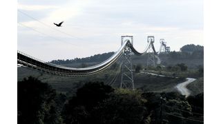 Die 7,2km lange Förderband-Seilbahn transportiert Material über Hindernisse sowie schwieriges Gelände hinweg und entlastet dabei die Umwelt. (Bild: Barroso)