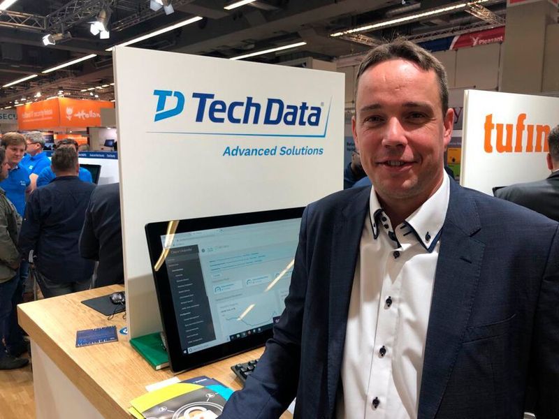 TechData

Als Vertriebspartner von Cisco ging es auch am Stand von TechData unter anderem um Produkte der amerikanischen Firma. Mit diesen und anderen Angeboten will das Unternehmen seinen Kunden integrierte Sicherheitsarchitekturen und zugehörige Services bieten, die den Anwender befähigen sollen, Sicherheitsbedrohungen mit einer möglichst kleinen Menge verschiedener Herstellertechnologien entgegenzutreten. Hierbei liegt der Fokus klar auf 
