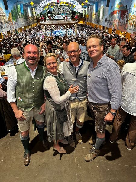 In Feierlaune sind (v. l.) Olaf und Stefanie Tusche, Peter Hecker und Michael Lang (Lexmark). (Bild: Vogel IT-Medien GmbH)