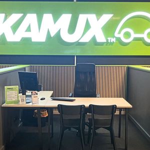 Auch die Verkäuferarbeitsplätze sind  an die neue Kamux-CI angepasst.(Bild:  VCG - Lulei)