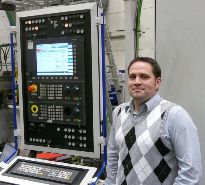 Schon die Steuerung deutet auf die Größe der DST-Maschinen hin. Dipl.-Ing. Christian Nientimp: „Durch die Integration von Elektro- und Fluidtechnik auf der CAD-Ebene sparen wir Zeit“ (Archiv: Vogel Business Media)