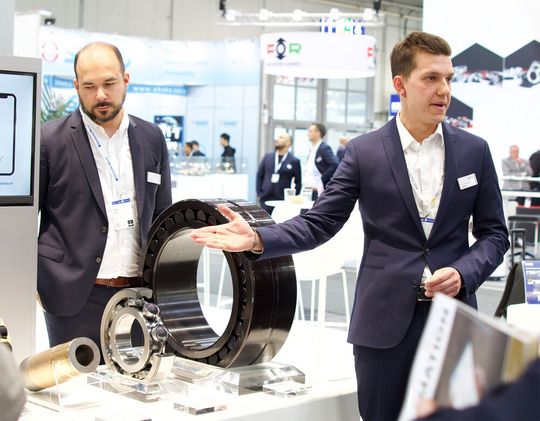 Know-how-Verschmelzung! Von rechts: Matthias Ortner, Geschäftsführer von NKE Austria, gibt mit Heitor Sarro, Leiter Vertrieb und Marketing bei Kugler, auf der Hannover Messe die gemeinsame Kooperation zum Vorteil beider bekannt. Hier lesen Sie, was dahinter steckt. (Bild:  NKE Austria)