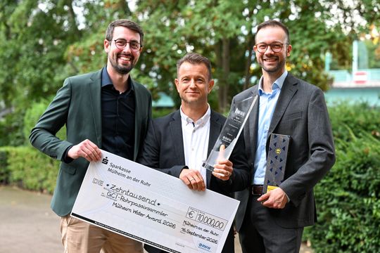 Der Mülheim Water Award 2026 ging an eine Gruppe der CGI GmbH und der Berliner Wasserbetriebe.(Bild:  IWW Zentrum Wasser)