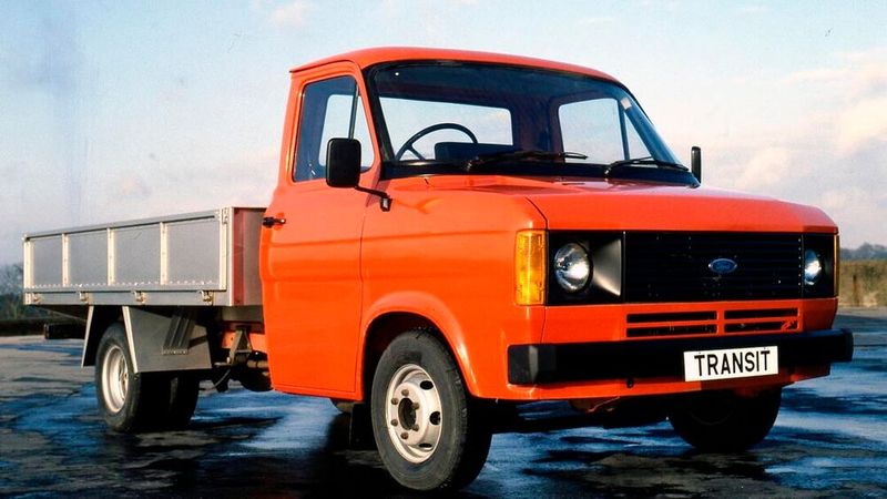 Die im März 1978 eingeführte dritte Generation war eine technisch und äußerlich leicht veränderte Version des bisherigen Modells. Umgestaltet wurden vor allem die Innenausstattung und die Frontpartie, wo Otto- und Dieselmotorfahrzeuge nun von außen gleich aussahen.  (Bild: Ford)