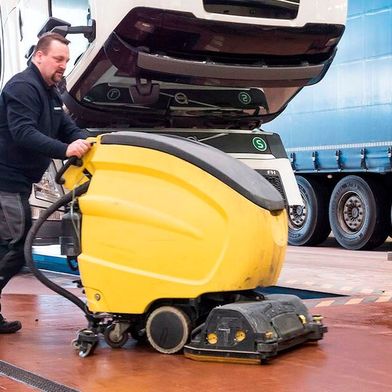 Der „SONAX Werkstattbodenreiniger schaumarm“ eignet sich als hochwirksames Konzentrat sowohl für den Einsatz in Scheuersaugmaschinen als auch in Flächenreinigern oder als Zusatz in Hochdruckreinigern. (Bild: SONAX)