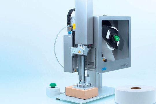 Die Funktionen, Abmessungen und Einbaulagen des Etikettendrucksystems „HERMES QL“ sind mit dem bewährten „HERMES Q“-Druck- und -Etikettiersystem von CAB kompatibel – Applikatoren und Montagehilfen lassen sich original verwenden.(Bild:  CAB)