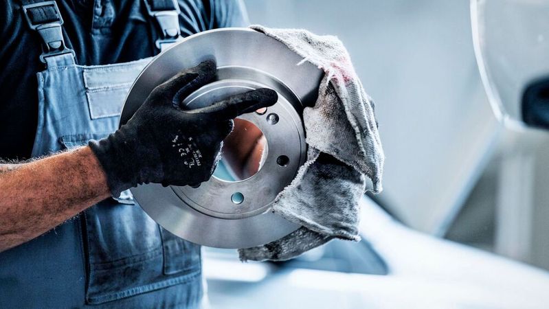 Von der Kaufzurückhaltung der Autokunden profitieren die Werkstätten. Das blieb auch 2024 so, ermittelte das Statistische Bundesamt.(Bild:  ProMotor)