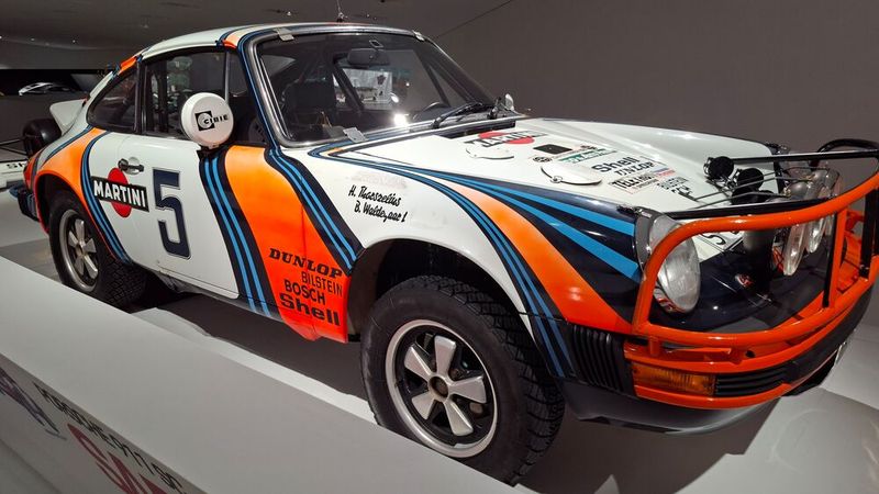 1978 setzt das Porsche-Werksteam zwei 911 SC bei der East African Safari Rally ein. Von den 72 Startern erreichen nur 13 das Ziel. Das Martini Racing Porsche System Engineering setzt zwei Spezialisten ein: den Schweden Björn Waldegård (Startnummer 5) und den Kenianer Vic Preston Jr. (Startnummer 14). Preston Jr. schien in der Schlussphase die Nase vorn zu haben, doch ein Schaden an der Antriebswelle warf ihn auf den zweiten Platz zurück. Damit belegte ein Porsche-Fahrer zum dritten Mal nach 1972 und 1974 den zweiten Platz in Nairobi. Es war die letzte Teilnahme des Werks an der Safari-Rallye. (Bild: Dominsky – VCG)
