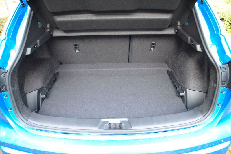 Entfernt man den Zwischenboden, werden nochmals 100 Liter Ladevolumen frei. (Schweitzer/ »kfz-betrieb«)